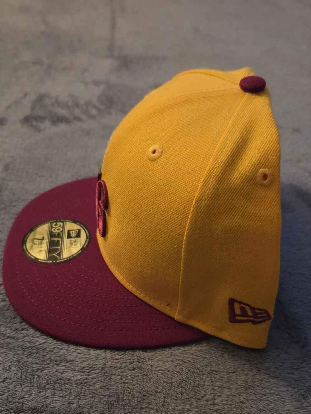 New Era 59Fifty Philadelphia 76ers Gold Burgundy Throwback Fitted Cap Size 7 3/4 - Picture 2 of 5